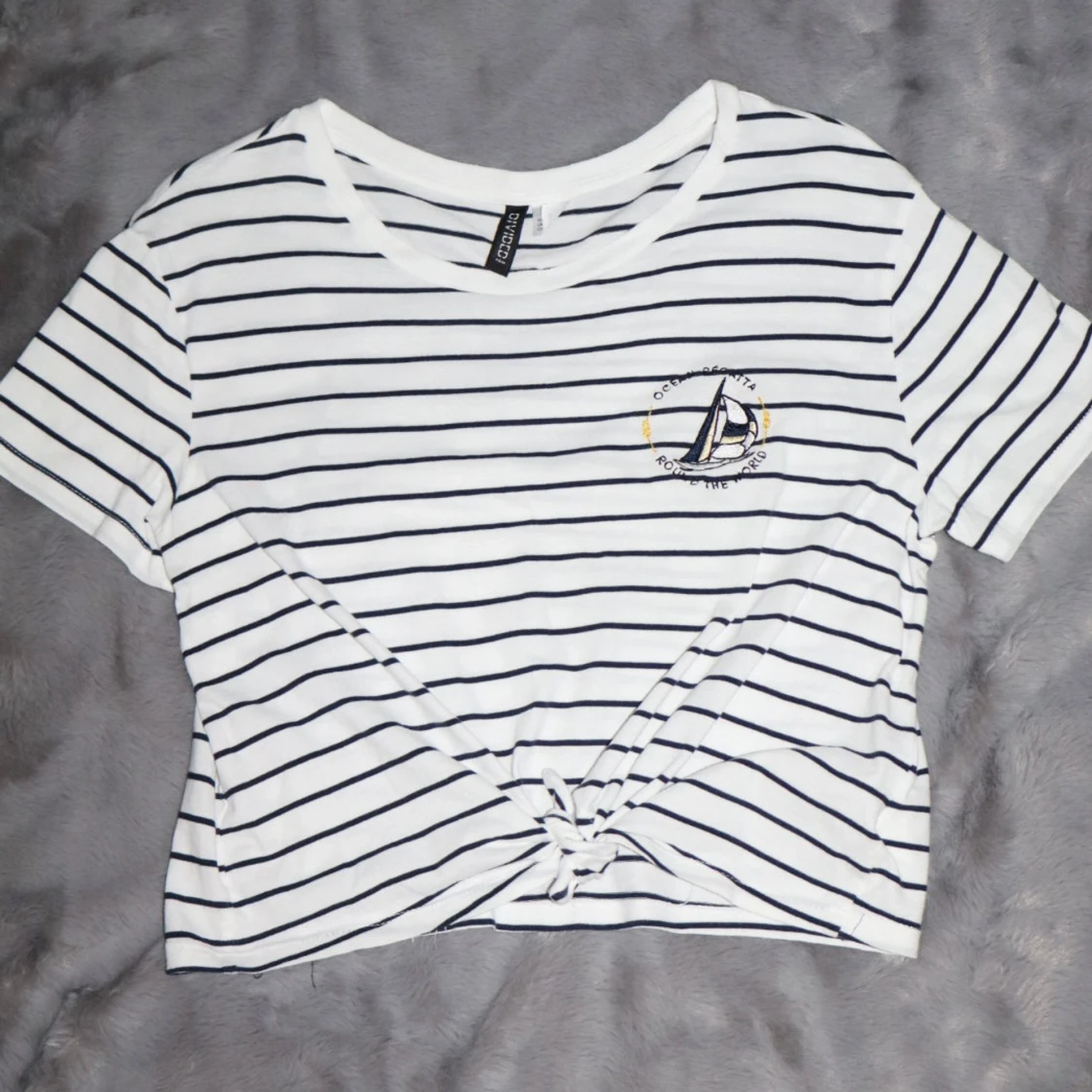 Randig t-shirt med båtbroderi