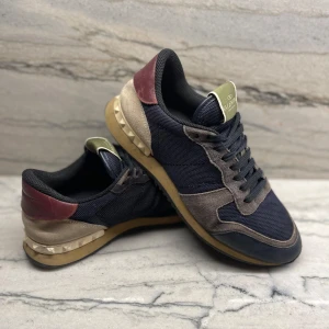 Rockrunners  - Här är ett par fetta och trendiga rockrunners i blåt storlek 41 men passar 42. Säljer då dom inte kommer till användning. Det syns lite att skorna är använda på sulan men inget man tänker på original pris 7000 dom har ochså fått några mer mörkblåa märken på mockan men jag skulle bara säga att jag ger dem coolare