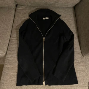 Stickad zip tröja - En otroligt snygg stickad tröja med dragkedja från Ljung by Marcus Larsson. Den är i storlek M och är normal i storleken. Den passar perfekt till nästan alla tillfällen, funkar med både t shirt och skjorta. Nypris ligger på 1400