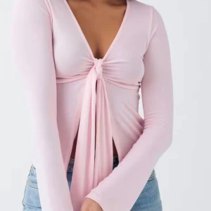 Rosa knytblus från Gina Tricot - Säljer en superfin rosa blus från Gina Tricot i storlek S , helt ny / aldrig använd. Nypris på den är 300 ,kan tänka mig att gå ner i pris 🩷