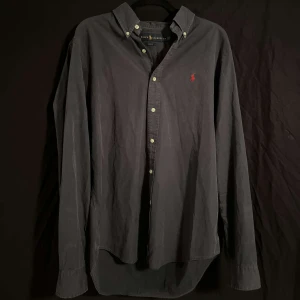 Ralph Lauren skjorta - Tjena! Nu säljer vi denna snygga skjorta från Ralph Lauren! Bara att höra av er vid minsta fundering!