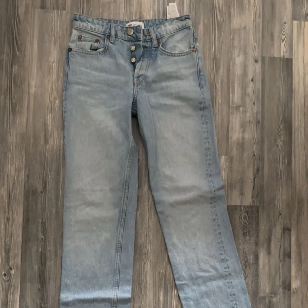 Säljer ett par ljusblå mid Rise jeans i straight fit. Perfekta för en avslappnad vardagslook. Passar till allt från t-shirts till skjortor!. Jeans & Byxor.