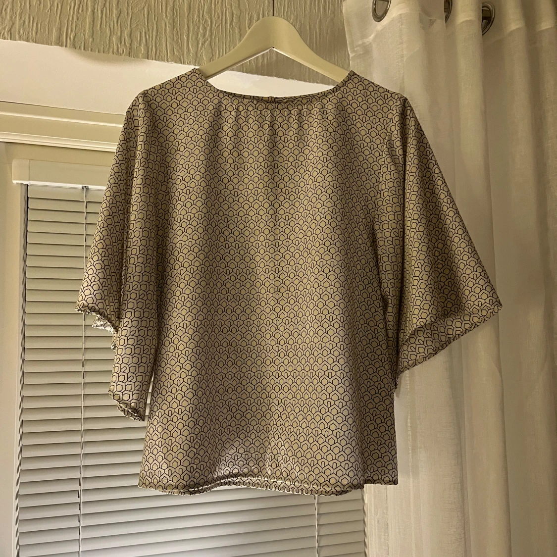 Mönstrad blus med vida ärmar