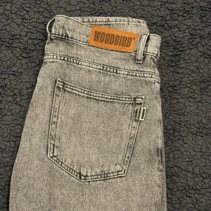 Woodbird Doc ash grey jeans - Säljer dessa schyssta jeans i strl W32 L34. Dom har aldrig använts och är nya. Säljer pga dom har legat i min garderob i ca ett år nu utan att jag använt dom. Nypris ca 1000kr, hör av er vid minsta fråga 👍😁.