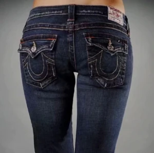 True religion bootcut jeans  - Säljer lågmidjade true religion jeans med midjemått 37, och innerbenslängden 72❤️ hör av dig om du har frågor. Är storlek w23, eller xxs-xs.