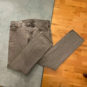 Levis 501 jeans ljusgrå - Fina Levis 501 jeans i storlek W33 och L34. Passformen är regular och nypris ligger på 1300 och köpta på Nk . Om du vill ha fler bilder som på passform eller annat så är det bara att höra av sig😁. 