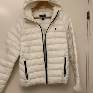 Vit dunjacka från Ralph Lauren (customized från Ralph Lauren) - Säljer min unika vita dunjacka från Ralph Lauren. Jackan är personligt anpassad från själva Ralph Lauren hemsidan, vilket gör den helt unik.jaackan har storlek S men passar även M. Den är lätt och kan packas ihop smidig. Jackan är i nytt skick. Säljer jackan eftersom jag har bytt stil. Kvittot medföljer! Priset är inte hugget i sten och därmed kan diskuteras 🙂