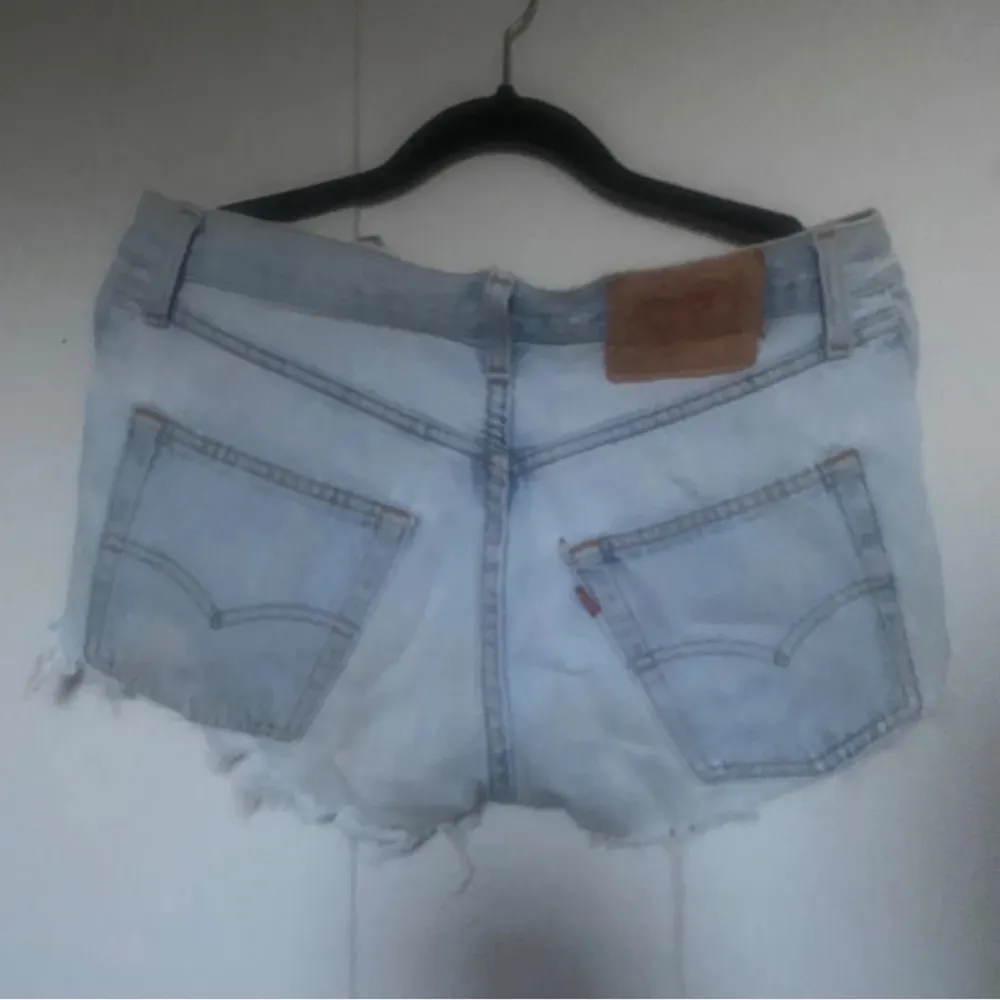 Säljer ett par ljusa jeansshorts från Levi's i bra skick, använda en sommar. Säljs då de inte är min stil längre.. Shorts.