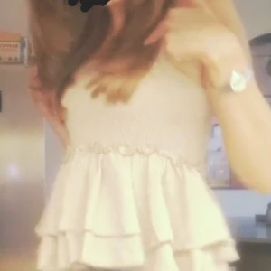 Gammel-rosa blus  - Jätte söt blus! Typ gammelrosa i färgen! Sitter jätte bra på kroppen ☺️ Säljer för 50kr!!❤️❤️ andvänt ca 3 ggr, bra skick!🥰🙌