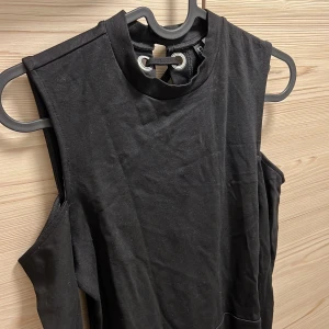 Svart klänning från H&M - Har en snörning i ryggen. Axlarna är öppna. Använd max 1 gång