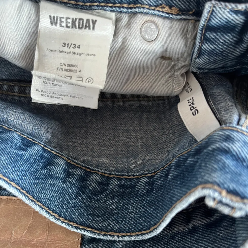 Säljer ett par blå jeans från Weekday i modellen Space Relaxed Straight. De har en klassisk femficksdesign och är i mycket bra skick. Perfekta för en avslappnad stil och passar till de flesta tillfällen. Materialet är 100% bomull vilket gör dem bekväma att bära.. Jeans & Byxor.