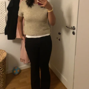 Beige tröja  - Beige stickad tröja från defacato exakt likadan som Gina aldryg använd då min mamma köpte den t mig men jag inte gillade den 😋