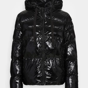 Svart glansig jacka - Supersnygg och tjock glansig jacka från Guess 🖤😍 