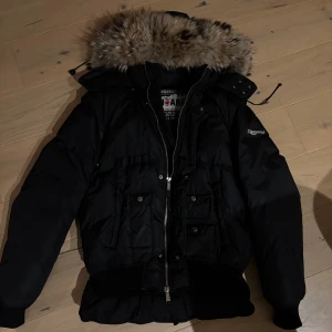 Dsquared2 vinterjacka  - Mycket exklusiv och unik dsquared2 vinterjacka Stor luva med stor äkta tvättbjörnspäls Storlek 54/L Tillverkad av 90% gåsdun och 10% gåsfjädrar Luvan är avtagbar, Jag har garanterat lägst pris på denna jackan vad jag har sett, finns annonser på 30k