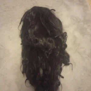 Black long wig - Använd mycket men går att styla