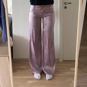Pastell lila byxor  - Lågmidjade byxor från Kataya! Passar som en L men står strlk 42 på etiketten💕jag är 177. Midja: 42cm Innerben: 83