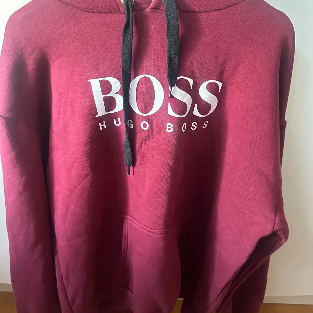 Boss tröja i storlek xxl i nyskick använd en gång köpt i Grekland . Hoodies.