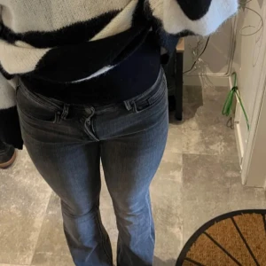 Grå jeans i bootcut - Säljer mina bootcut jeans i går i storlek 38, köpta på gekås. Medelhögmidja. Använda fåtal gånger 