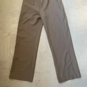 Kostymbyxor  - Mycket bra skick , endast används vid ett tillfälle. Raka byxor 