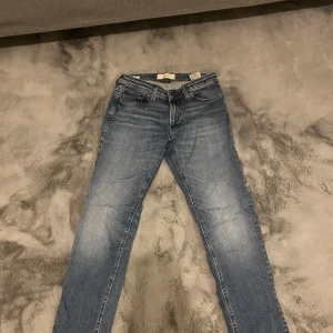 Jeans - Jack&Jones  Clark ljusblå  29/30  Skick 10/10 Nypris: 600 mitt pris: 300  Jack&Jones  Loose Chris mörkblå 31/32 Skick 9/10 Nypris: 600 mitt pris: 300    NEUW Stockholm  Ray straight  31/32 Skick 8/10 Nypris: 1400 mitt pris: 700