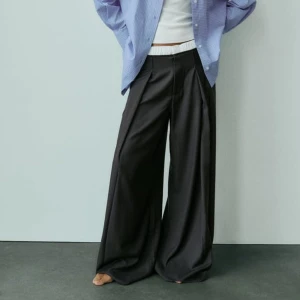 Oanvända kostymbyxor med boxerlinning - Helt oanvända mörkblå lätt randiga kostymbyxor med boxerlinning i wideleg modell! Nypris 399kr, mitt pris 250kr. Endast testade 💙 slutsålda online!