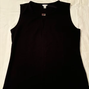 Calvin Klein topp💕 - Superfin och stilren topp från Calvin Klein i storlek s, har en cool silvrig detalj fram som det står märket på💖 Använd fåtal gånger så inga skador!  Skriv för bilder på💕