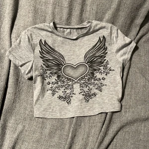 Grå crop top - Jätte söt crop top i storlek Xs, inget fel på den