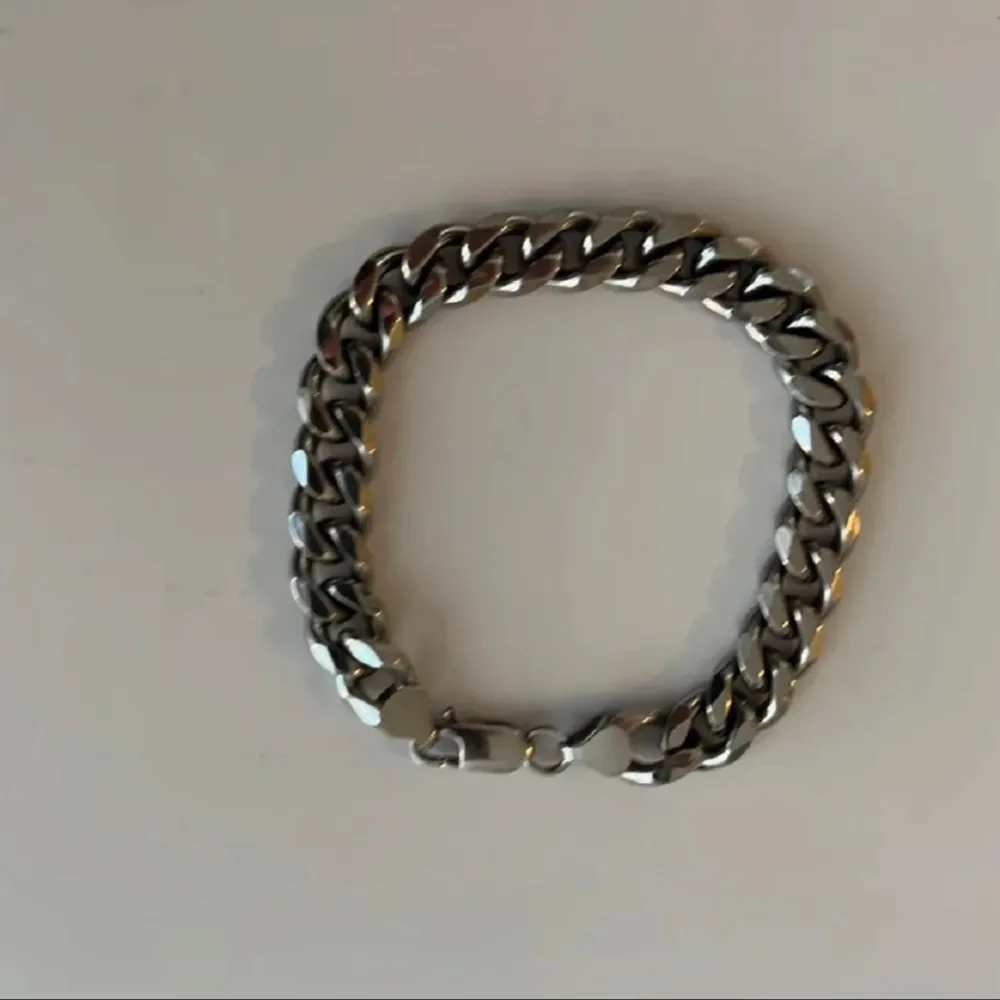 Snyggt och stilrent silverfärgat armband i kedjedesign. Perfekt för både vardag och fest. Armbandet har en robust känsla och passar de flesta handleder. Ett måste för den som gillar att bära smycken med attityd!. Accessoarer.