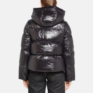 Svart vinterjacka  - Säljer min jätte fina vinter jacka andvänt Max 5 gånger, den är jätte skön och varm ,