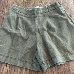 Gröna shorts  - Gröna shorts fint skick och från Zara. I storlek 152 men passar mig som brukar ha xs. Ev lite trög dragkedja. 
