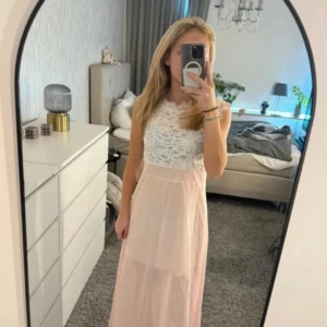 Balklänning - Superfin balklänning som passar perfekt till skolan bal eller något firande❤️I mycket fint skick. Skriv om du har funderingar eller frågor💕