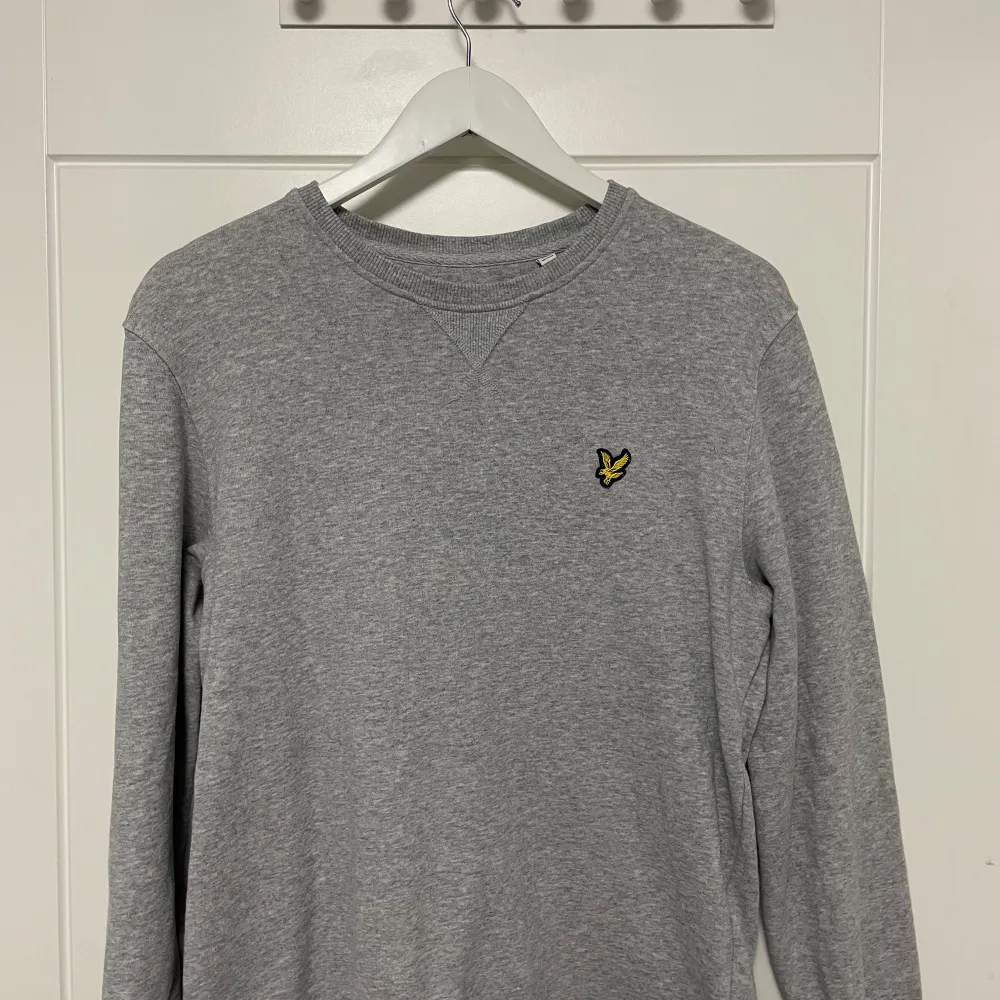 Säljer en grå tröja från Lyle & Scott i mycket bra skick då den blivit lite liten för mig. Den är långärmad och har en liten broderad logga på bröstet. Gjord av mjuk bomull för extra komfort. Hör av dig vid frågor!😊. Tröjor & Koftor.