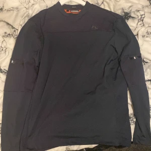 Svart långärmad tröja från J.Lindeberg - Säljer en  långärmad tröja från J.Lindeberg. Kontakta för fler bilder.