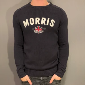 Morris tröja - Hej säljer nu min fina Morris tröja i storlek M. Den är i nyskickick och kommer vara otroligt snygg i höst/vinter. Nypris cirka 1500kr! Vi kommer att sälja liknande produkter nu närmare vinter så glöm inte följa profilen!🌊🍾