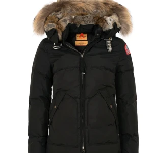 Parajumer jacka  - Parajumer jacka dam helt ny Ingår päls  Äkta    Jacka finns ej o köpa me päls i butik  Fri frakt 