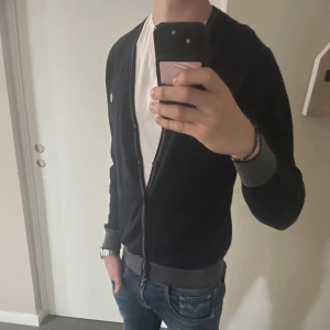  Dondup Cardigan - Riktigt Snygg Dondup Cardigan i fin ull | Mycket gott skick utan defekter | Storlek L på etiketten men passar M | Nypris 2999 kr | Mitt pris: 590 kr | Skriv vid minsta fråga eller fundering! 😄