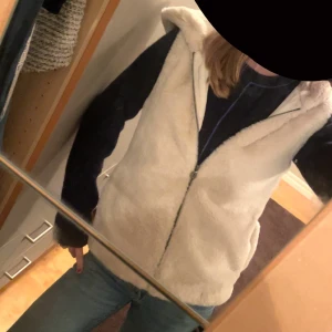 Pälsväst - Säljer min sköna pälsväst från only då den inte längre kommer till användning! Den är i perfekt skick och passar perfekt till hösten!🍁💗  Storleken är xs men den passar även S!  OBS köpare står för frakt