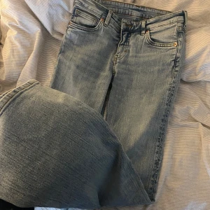 Lowwaist bootcut jeans - Säljer dessa snygga bootcut jeansen. Aldrig använda. Stl W25, L32🥰 de är väldigt stretchiga i midjan så passar även större. 