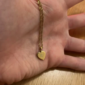 24k GuldHalsband, E - Ett otroligt vackert guldplätterat halsband med bokstaven E på. Kärnan på hjärtat är gjort av 925 sterling silver. Kedjan på halsbandet har gått av men detta går enkelt att byta vid valfri guldsmed (Glitter osv). Nypris: 599kr.