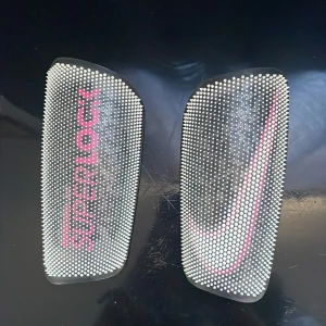 Nike Mercurial/Lite Benskydd - Den är i bra skick, har använt dem knappt!