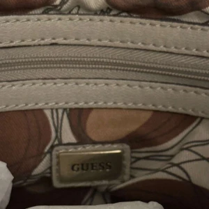 Guess väska  - Fin skick 