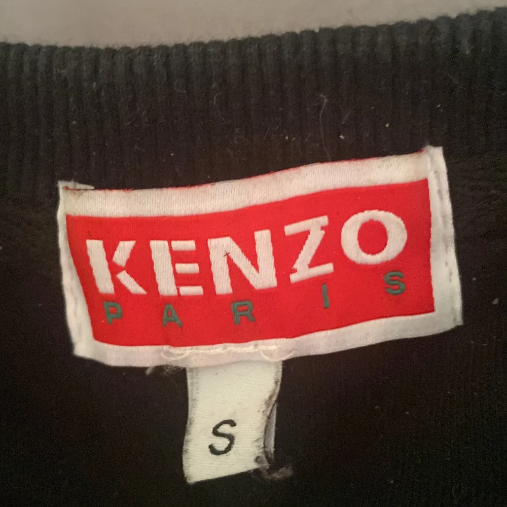 Säljer denna Kenzo på grund av att ja ej har användning till den mer skicket är 8/10. Hoodies.