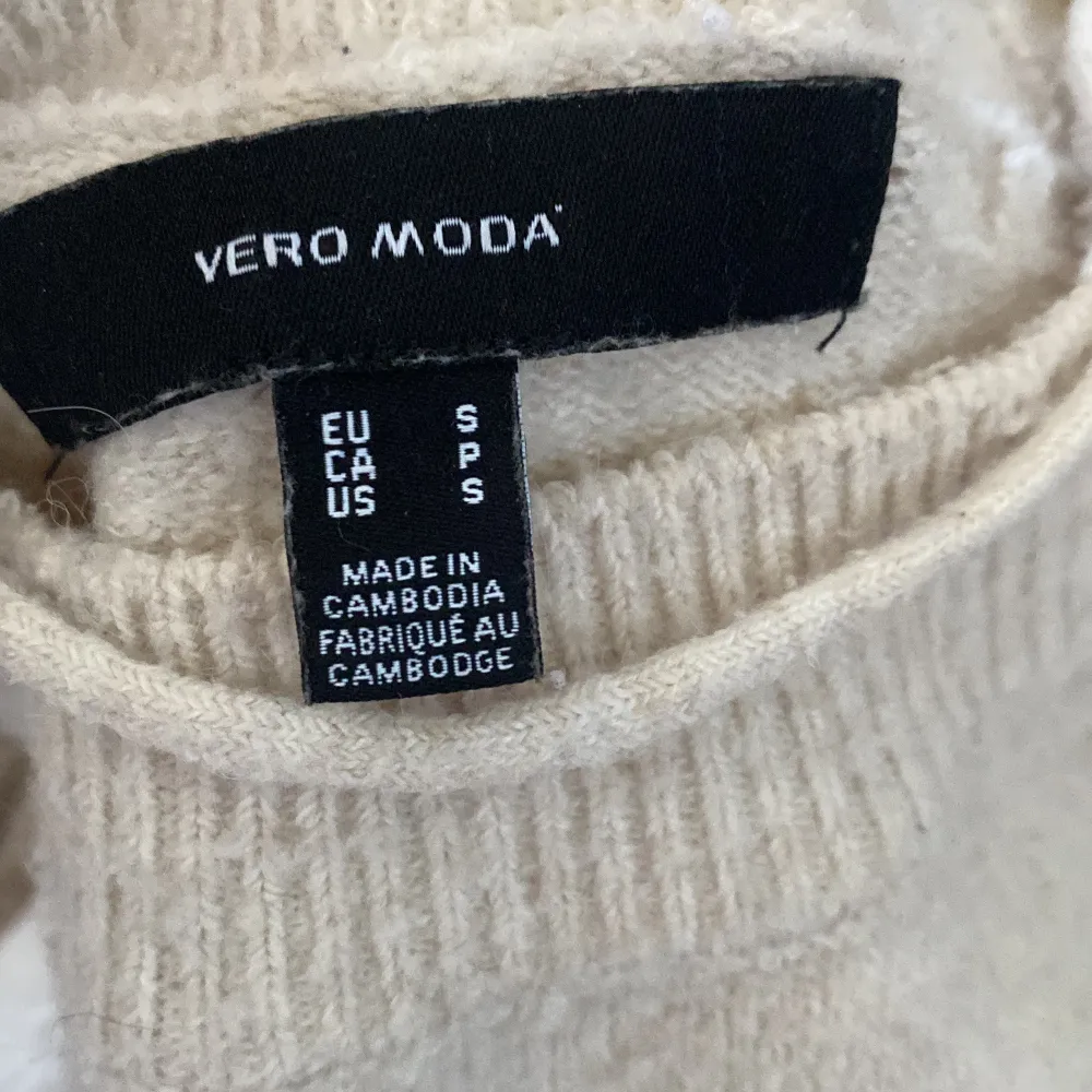 Mysig beige stickad tröja från Vero Moda i storlek S. Perfekt för kyliga dagar med sin mjuka och varma känsla. Tröjan har långa ärmar och ribbade kanter vid ärmslut och nederkant. En klassisk och stilren design som passar till det mesta. 🧶✨. Tröjor & Koftor.