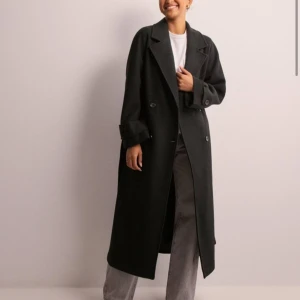 Svart kappa - Säljer denna jätte fina kappa då jag har en annan, den är använd men fortfarande i fint skick, nypris 1000kr💕💕 skriv för fler bilder 