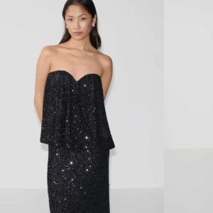 Paljett topp från Gina Tricot  - Säljer denna snygga topp. Perfekt inför nyår eller andra festligheter. Använt endast en gång. Kontakta mig för egna bilder. Köpt för 400kr