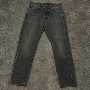 Svarta jeans från Jack & Jones - Säljer ett par snygga svarta jeans från Jack & Jones. De har en klassisk straight fit och är i bra skick. Perfekta för både vardag och fest! (Accepterar endast Swish pga lurendrejerier) (Checka gärna in andra kläder på min profil och köp tillsammans för ett rabatterat pris)