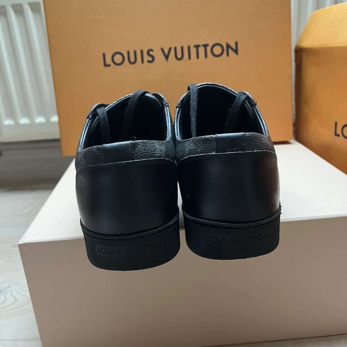 Svarta sneakers från Louis Vuitton - 90