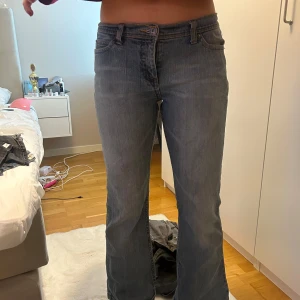 Blå bootcut jeans - Snygga blå bootcut jeans med broderade detaljer på bakfickorna. De har en lågmidjad passform. Skulle säga att det passar 36/38. De har ett riv märke där bak vid foten, men inget som man tänker på. Vet ej märket. Pris kan diskuteras 💗