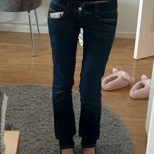 Blåa jeans - Jeans från pepe jeans i storlek 26x34 lite långa på mig som är 168. En knapp gick sönder så bytte ut den mot en annan vilket syns men inget jag har stört mig på. Dom är lite mer raka men ser mer utsvängda ut på mig då då dom är för långa