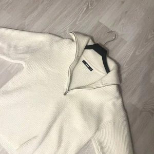 Vit stickad tröja Bikbok - Fin vit stickad tröja med dragkedja Strl XS 